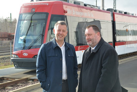 Jörg Reincke, Geschäftsführer der Verkehrs-GmbH und Zbigniew Palenica, Vorstand Schienenfahrzeuge Solaris Bus & Coach vor einem Tramino.