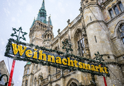 Das Schild "Weihnachtsmarkt" am Eingang des Braunschweiger Weihnachtsmarkts