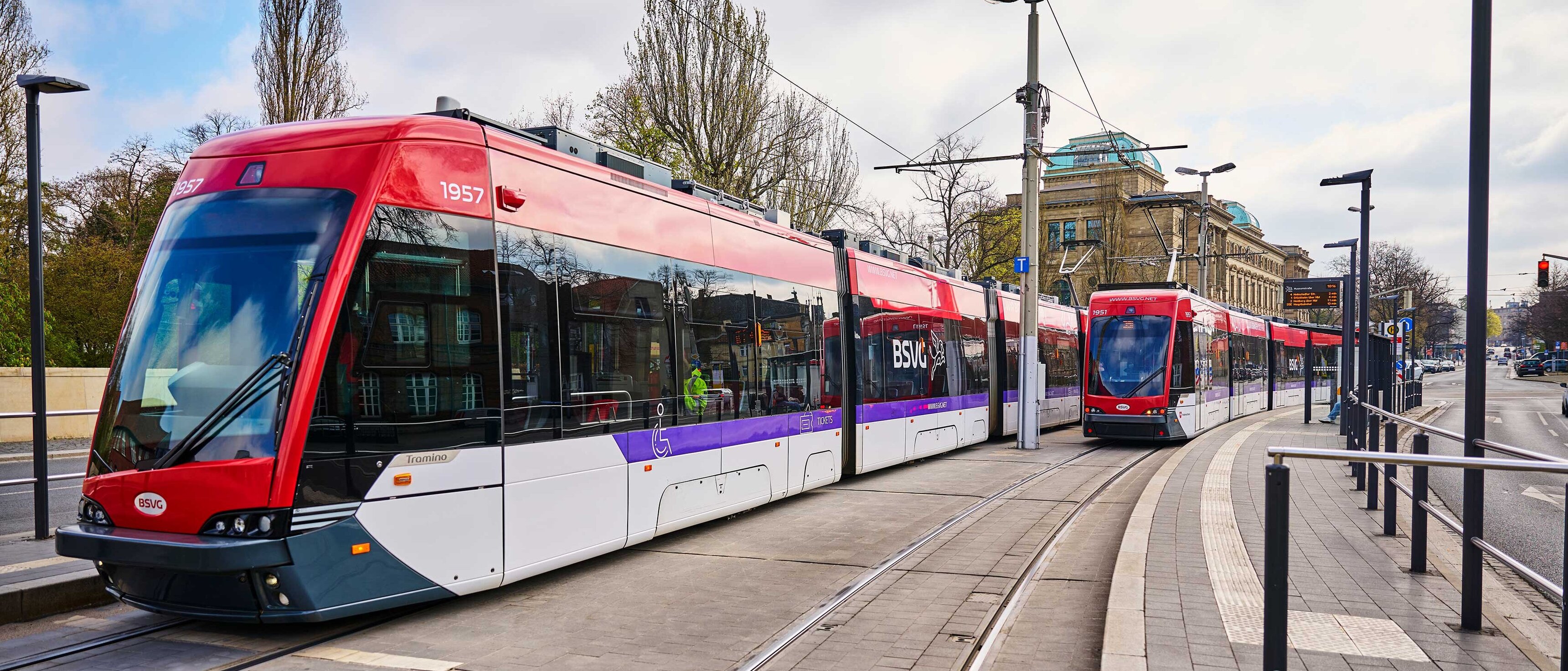 Zwei Straßenbahnen an der Haltestelle Museumstraße